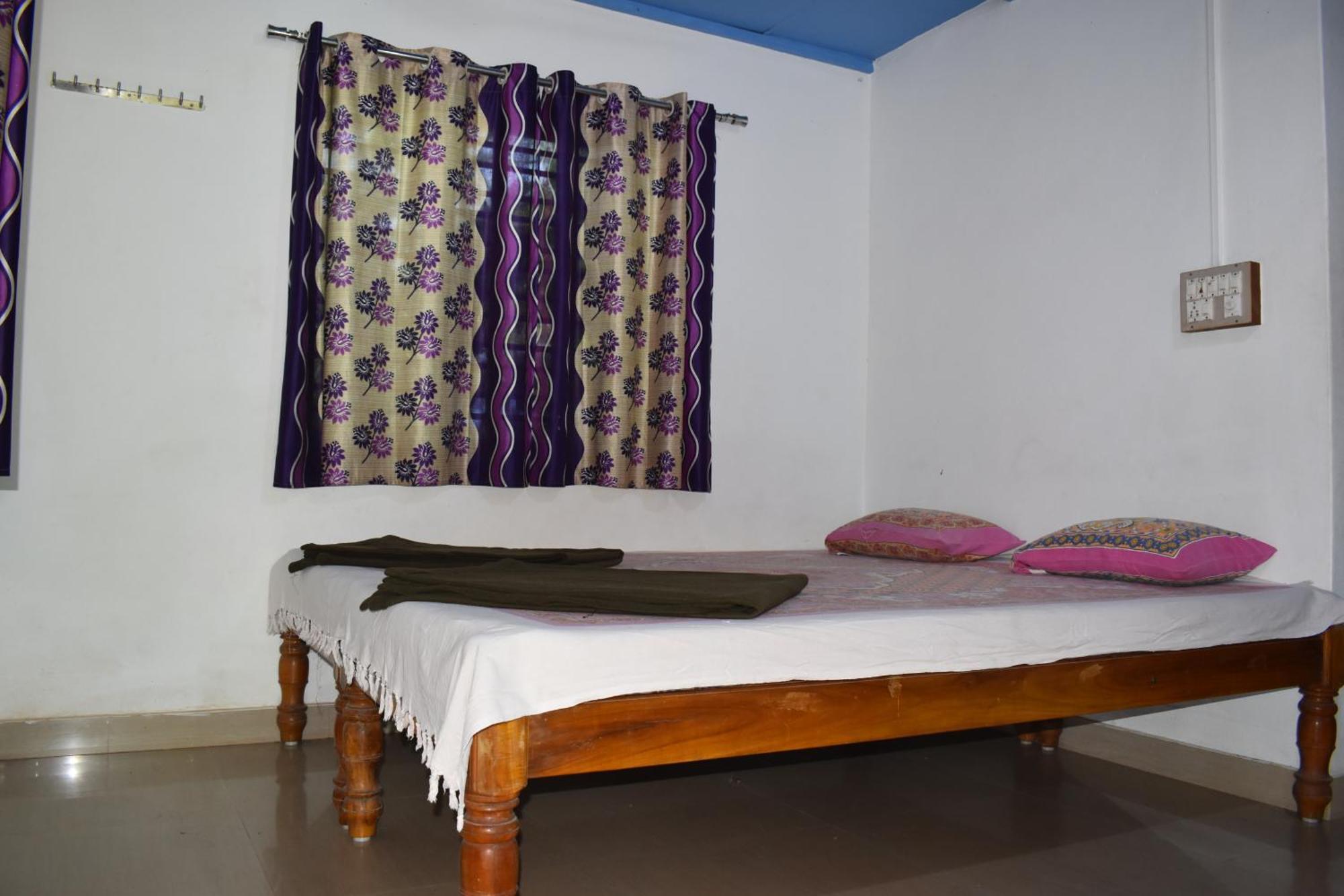 Gundappa Cafe Gokarna Kudle Beach Exterior photo